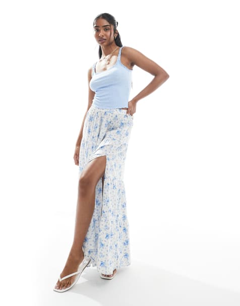 Miss Selfridge – Gestufter Maxirock mit seitlichem Schlitz und blauem Blumenmuster - view 1