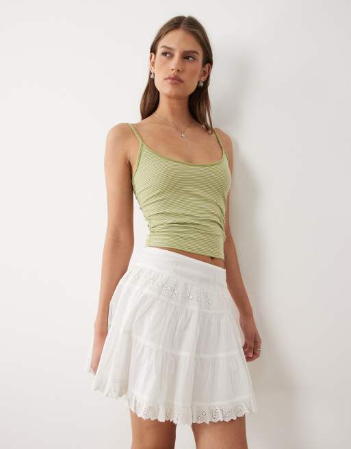 Miss Selfridge – Gestufter Minirock in Weiß mit Lochstickerei-Mix, 2 von 5