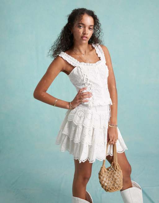 Miss Selfridge – Gestufter Rara-Minirock in Elfenbein mit Lochstickerei