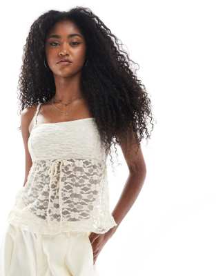 Miss Selfridge - Gestuftes Camisole aus Spitze in Schwarz mit Rüschen-Weiß
