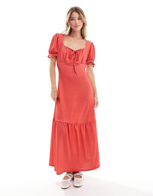 Miss Selfridge – Gestuftes Maxi-Freizeitkleid in Rot mit Pünktchen-Muster
