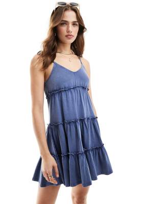 Miss Selfridge - Gestuftes Minikleid in verwaschenem Blau mit Camisole-Trägern zum Binden