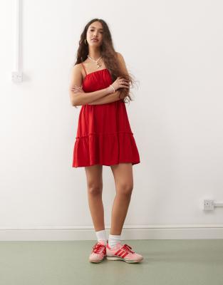 Miss Selfridge - Gestuftes Seersucker-Hängerkleid in Rot