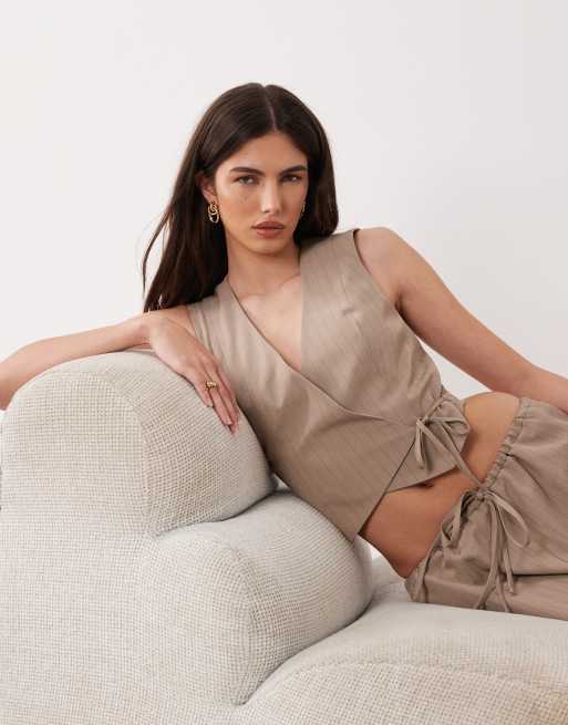 Miss Selfridge - Getailleerd gilet met overslag in neutraal met krijtstreep, deel van co-ord set, 4 van 4