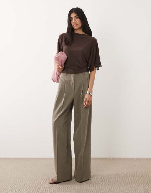Miss Selfridge - Getailleerde top met gedrapeerde achterkant en kanten rand in chocoladebruin, 2 van 4