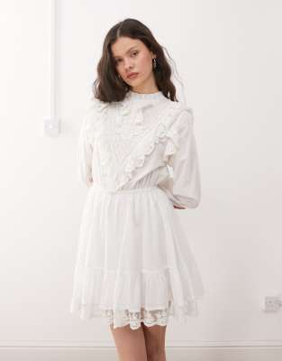Miss Selfridge - Gewebtes Heritage-Minikleid in Weiß mit Spitzenbesatz