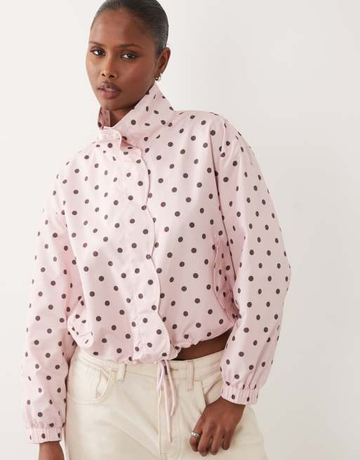 Miss Selfridge - Giacca a vento rosa a pois con dettagli smerlati