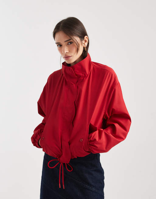 Miss Selfridge - Giacca a vento rossa con collo a imbuto e dettaglio smerlato