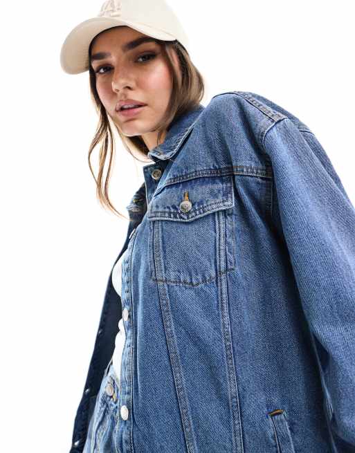Miss Selfridge - Giacca di jeans lavaggio azzurro con dettaglio a cuore oversize, 3 di 4
