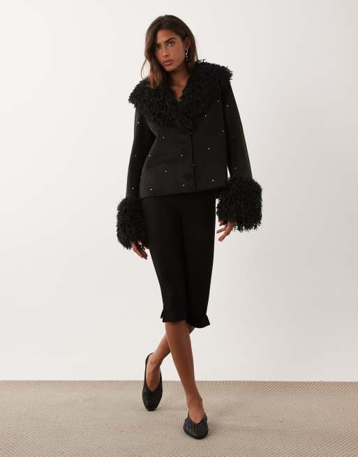 Miss Selfridge giacca nera in pelliccia sintetica decorata, 2 di 4