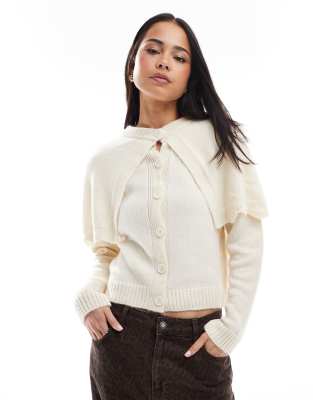 Miss Selfridge - Gilet boutonné avec détail cape - Crème-Bleu marine