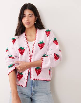Miss Selfridge - Gilet coupe bord à bord avec fraises brodées sur l'ensemble-rose