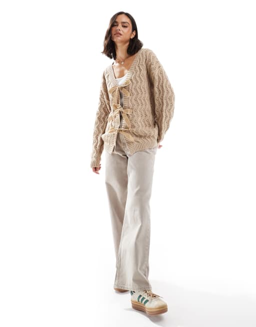 Miss Selfridge - Gilet long en maille torsadée avec nœuds en velours - Camel, 2 de 4