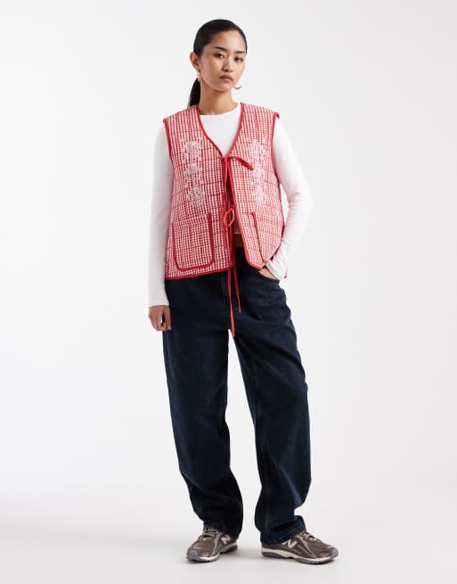 Miss Selfridge - Gilet rosso a quadretti ricamato allacciato sul davanti, 2 di 4