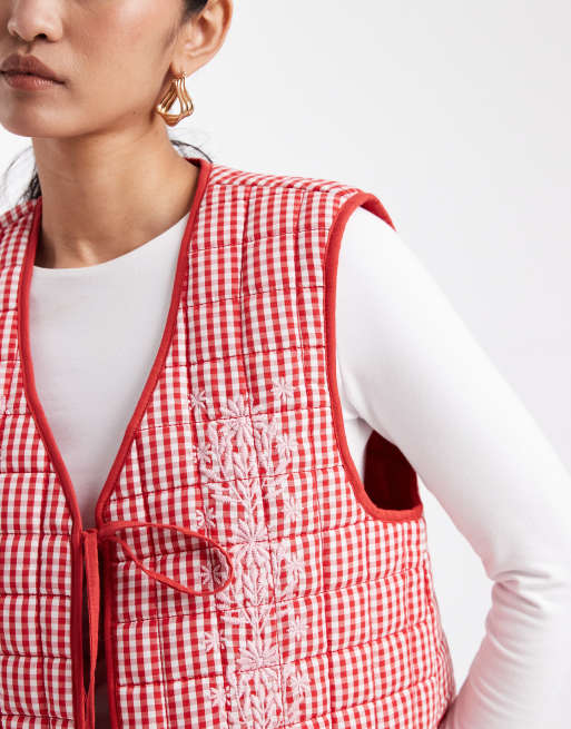 Miss Selfridge - Gilet rosso a quadretti ricamato allacciato sul davanti, 3 di 4