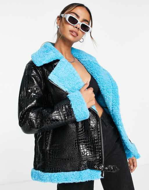 Miss Selfridge - Giubbotto stile aviatore in pelle sintetica nera effetto coccodrillo con finiture a contrasto in pile borg