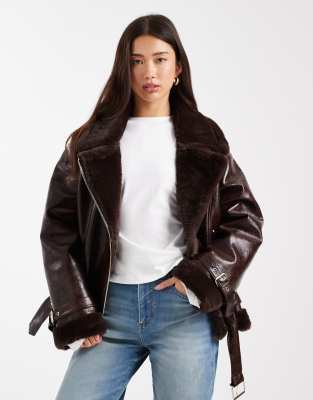 Miss Selfridge - Glänzende Pilotenjacke in Burgunderrot