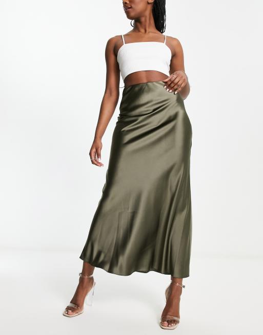 Miss Selfridge - Gonna lunga con taglio sbieco in raso verde kaki 