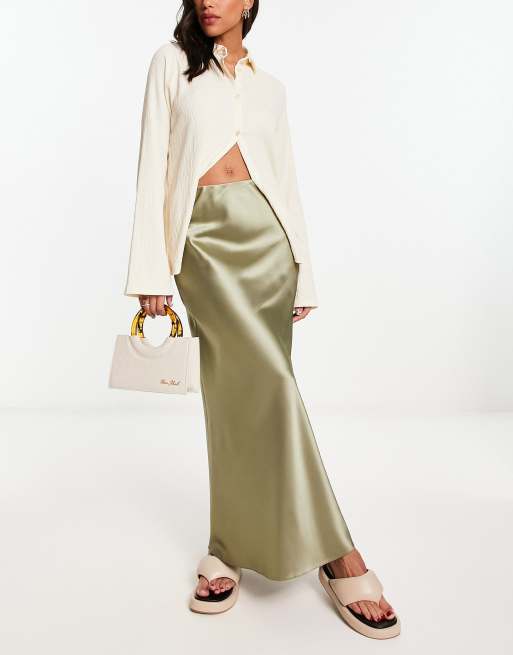 Miss Selfridge - Gonna lunga con taglio sbieco in raso verde kaki 