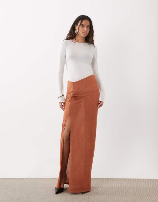Miss Selfridge gonna lunga in maglia con dettaglio intrecciato glitter in cognac, 1 di 5