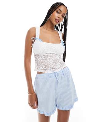 Miss Selfridge – Gorsetowy koronkowy top w kolorze białym z kwiatowym wzorem i kokardkami - view 1