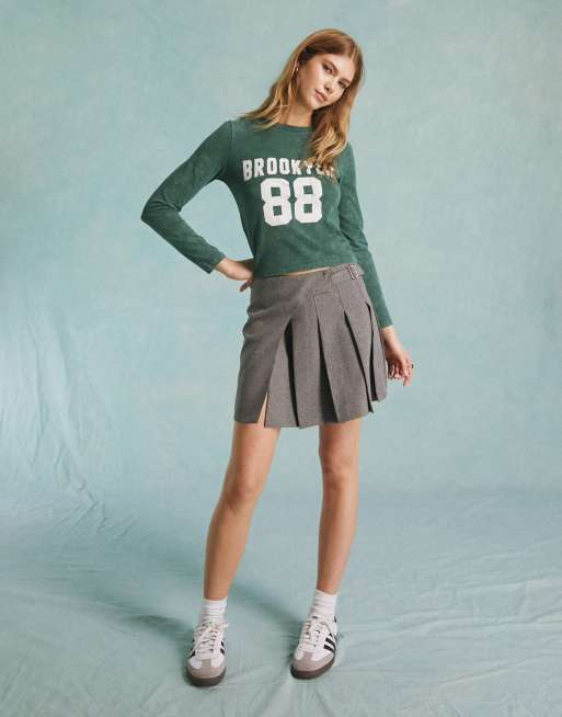Miss Selfridge – Grå, plisserad kjol med omlottdesign och spänne, 2 av 5