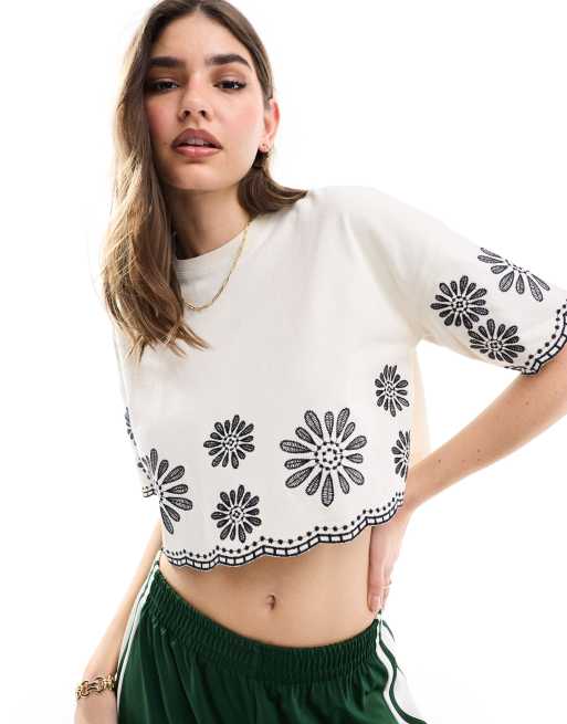 Miss Selfridge – Gräddvit, kort T-shirt med blombroderi