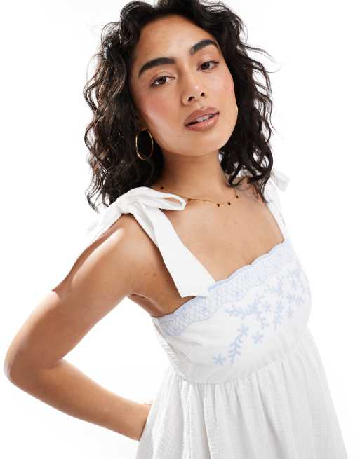 Miss Selfridge – Gräddvit miniklänning i babydollstil med broderi, 3 av 4