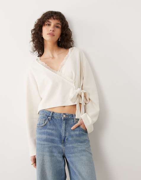 Miss Selfridge – Gräddvit, mjuk, ribbad omlottopp med spetskant - view 1