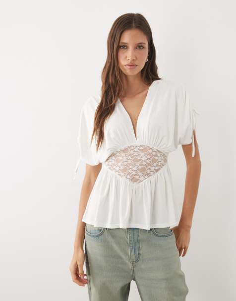 Miss Selfridge – Gräddvit topp med v-ringning, spetsmidja och indragna detaljer - view 1