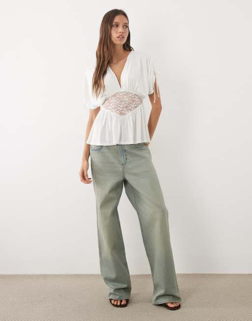 Miss Selfridge – Gräddvit topp med v-ringning, spetsmidja och indragna detaljer, 2 av 4