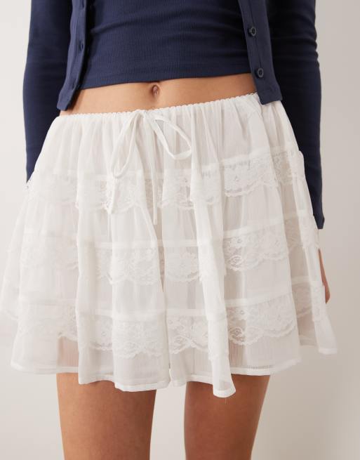 Miss Selfridge – Gräddvita minishorts i spetsmix med volang, 4 av 5