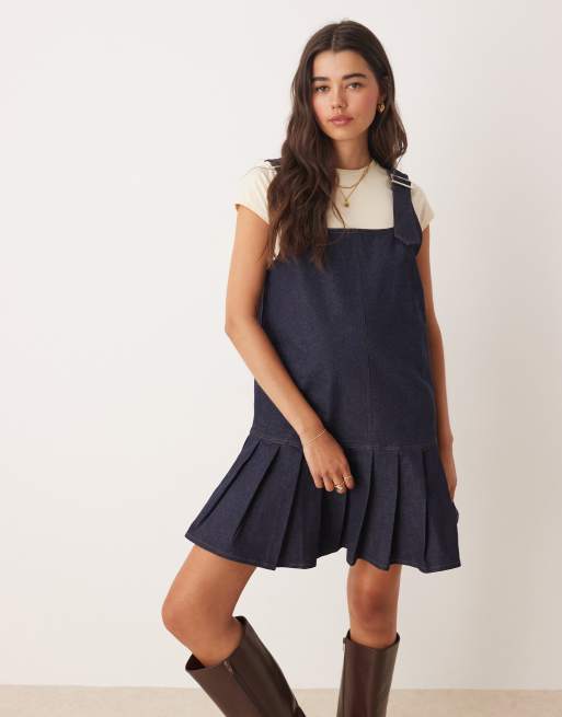 Miss Selfridge – Granatowa sukienka jeansowa na szelkach z obniżoną talią i dołem z zakładkami