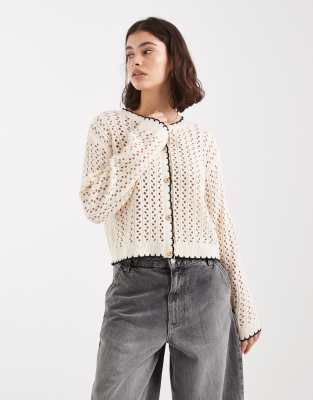 Miss Selfridge - Grobmaschige Strickjacke in Creme mit schwarzem Streifen-Weiß