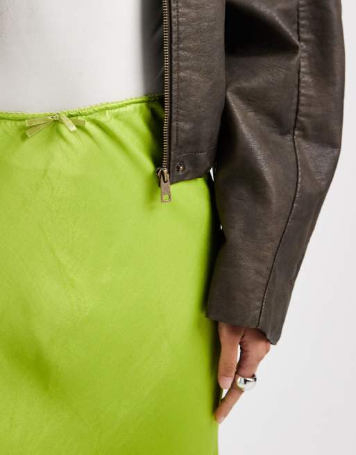 Miss Selfridge – Grön, diagonalskuren maxikjol i satin med rosett, 3 av 5