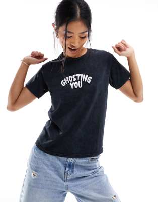 Miss Selfridge - Halloween - Knapp geschnittenes T-Shirt in verwaschenem Anthrazit mit „Ghosting You"-Grafikprint-Grau