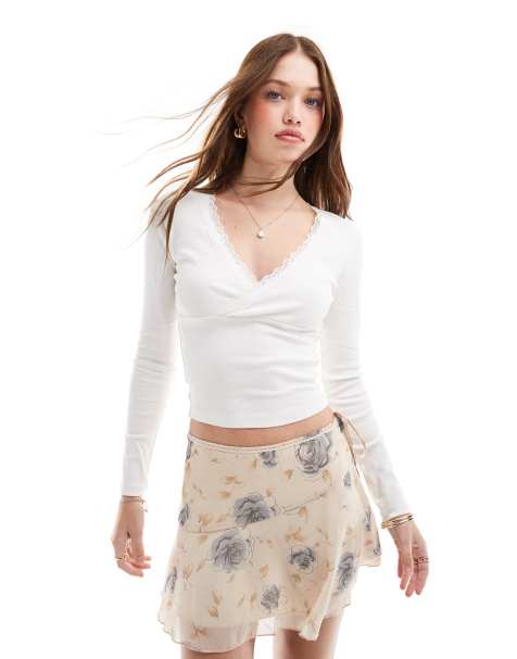 Miss Selfridge - Halve overslagtop met lange mouwen en kanten rand in crème - view 1