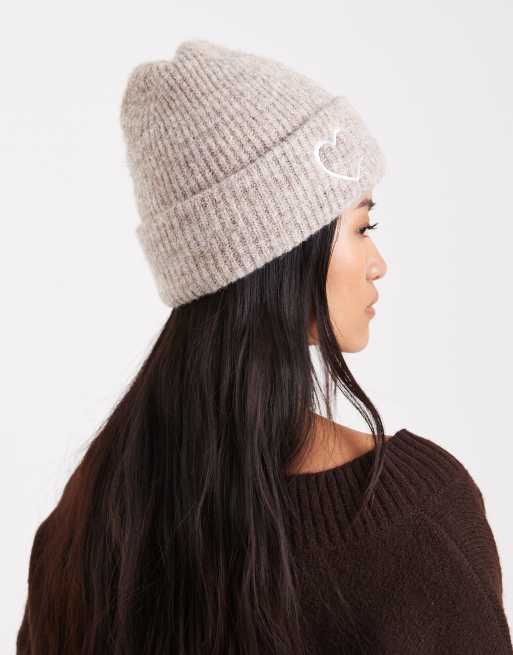 Miss Selfridge – Havrefärgad, stickad mössa med broderat hjärta, 3 av 3