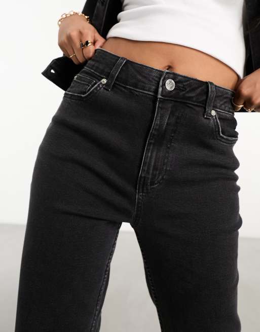 Straight Leg Jeans in Black Wash