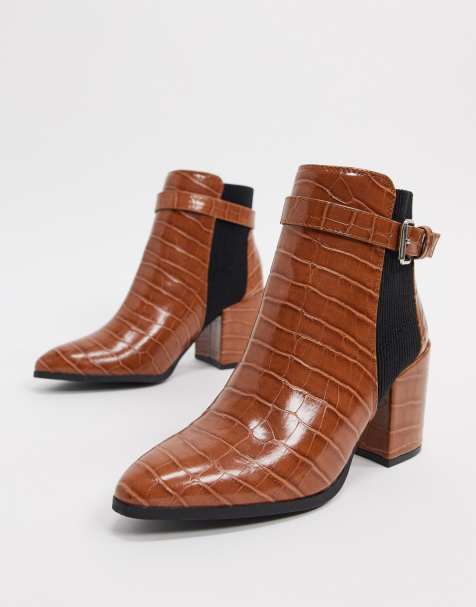 Miss Selfridge – Hellbraune Absatzstiefel mit Schnalle in Kroko-Optik