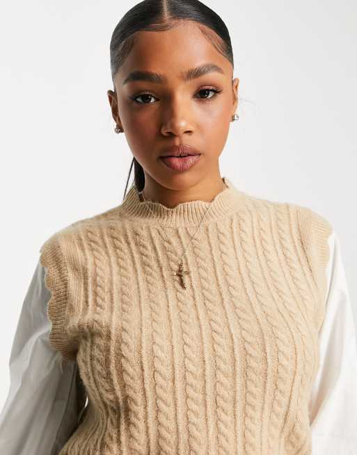 Miss Selfridge – Hemd mit Strickpullunder im 2-in-1-Design in Kamelbraun mit Zopfmuster