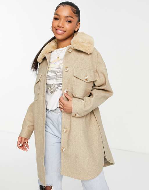 Miss Selfridge – Hemdjacke in Braun mit Kunstpelzkragen