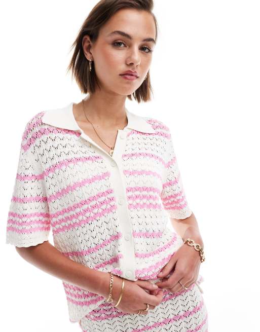 Miss Selfridge - Hæklet poloskjorte med gennemgående knapper og kontrasterende detaljer i pink og cremehvid - Del af sæt