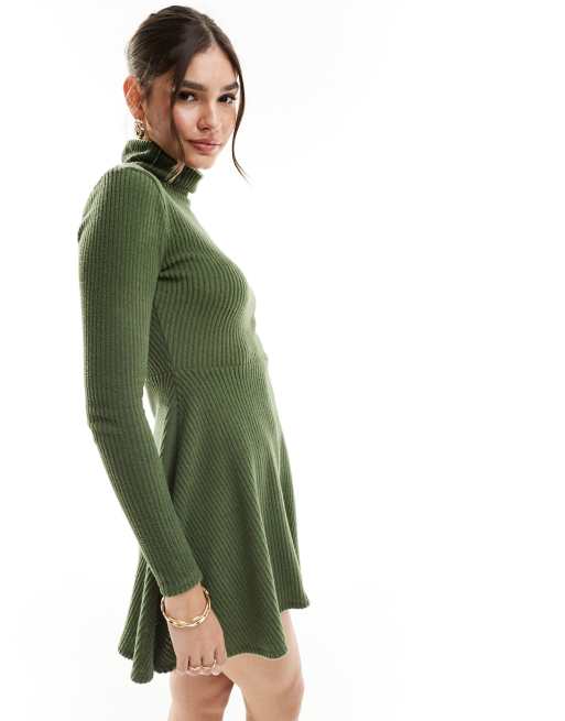 Miss Selfridge – Hochgeschlossenes Kleid aus angerautem Rippstoff in Khaki