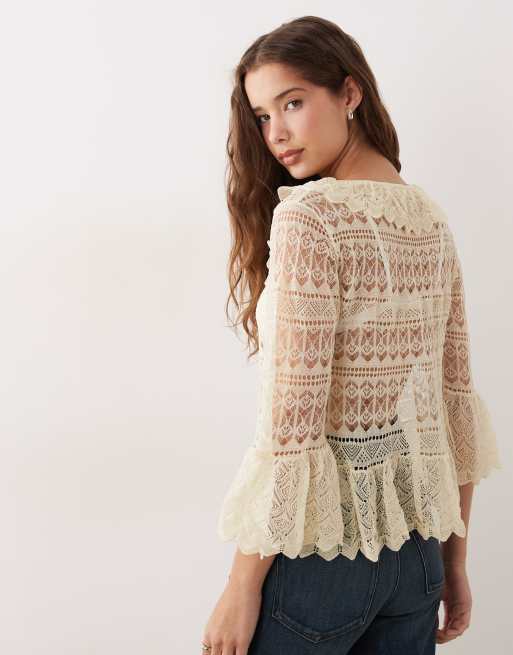 Miss Selfridge – Hochwertige Strickjacke mit durchbrochenem Strickmuster und Sitze in Buttermilchgelb mit Rüschen, 2 von 4