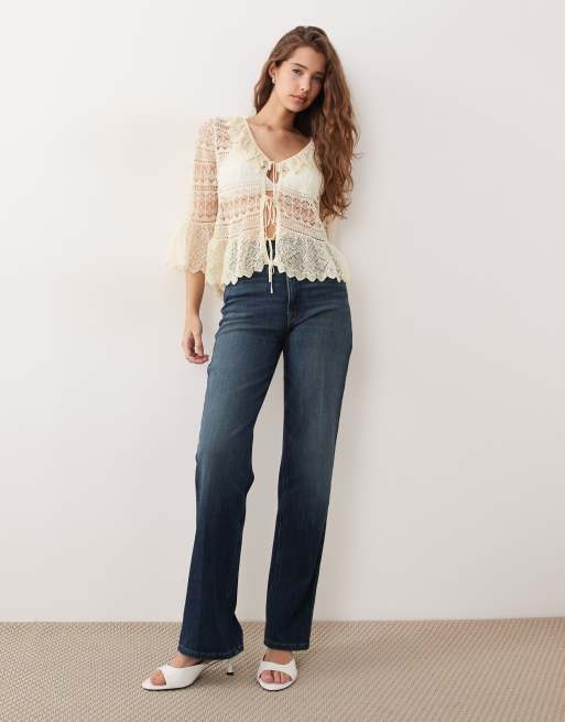 Miss Selfridge – Hochwertige Strickjacke mit durchbrochenem Strickmuster und Sitze in Buttermilchgelb mit Rüschen, 4 von 4