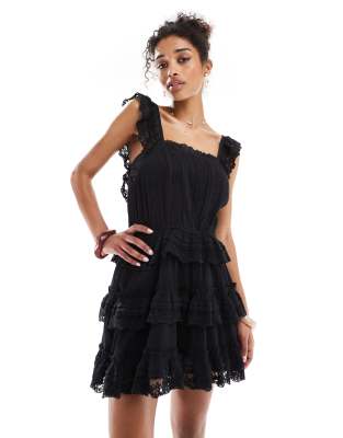 Miss Selfridge - Hochwertiger Strand-Playsuit aus dünnem, weitmaschig gewebtem Baumwollstoff in Schwarz