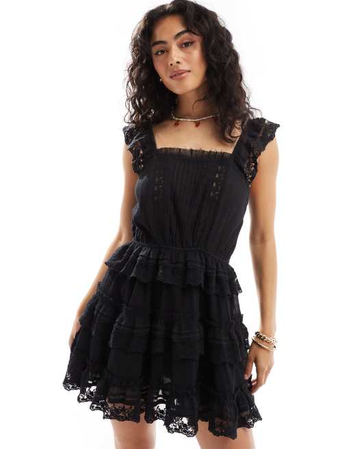 Miss Selfridge – Hochwertiger Strand-Playsuit in Schwarz mit Spitzendetails