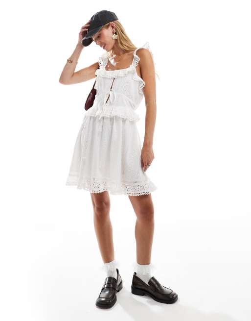 Miss Selfridge - Hvid broderet mini-sundress med stropper og flæser