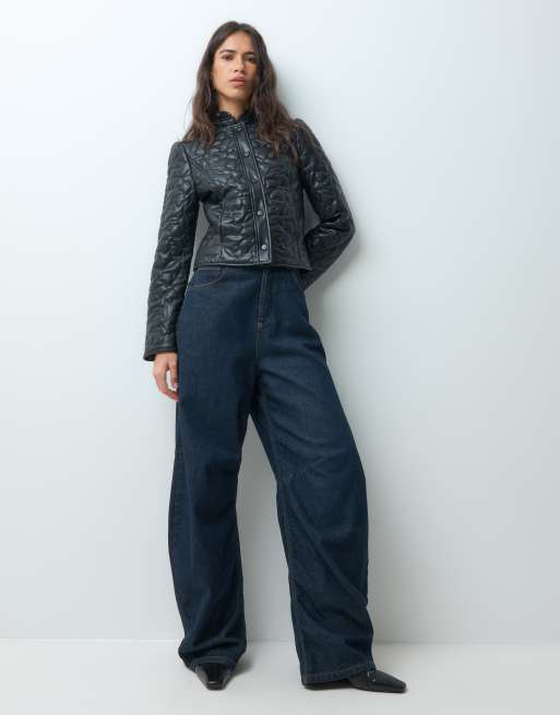 Miss Selfridge jacka i läderlook med blommigt quiltmönster och volangkrage, 2 av 4